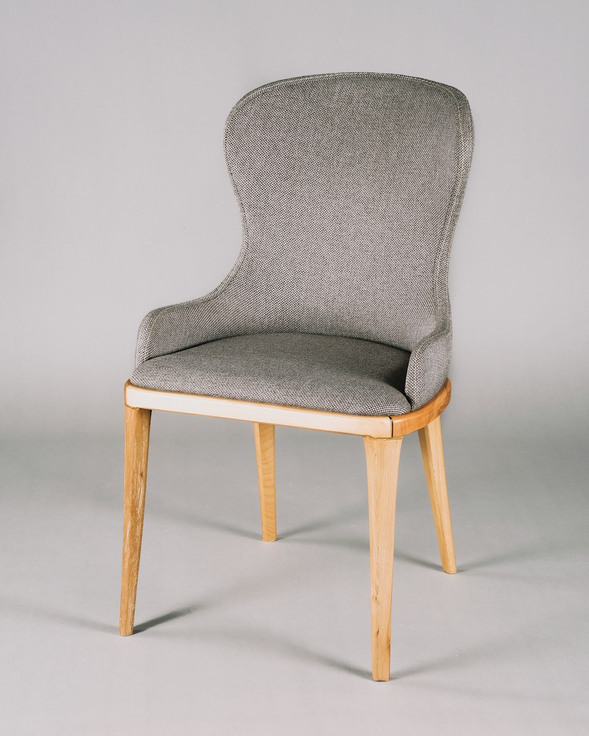 木製フレームのチェア